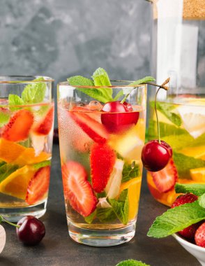 Limon suyu cam sürahi. Çilek, nane ve buz bir tablo ile limonata. Güneşli yaz gün