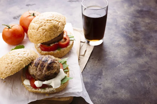 Färsk Hemmagjord Hamburgare Trä Servering Ombord Metall Bakgrund Selektiv Fokus — Stockfoto