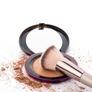 Beyaz arka plan üzerinde izole fırça ile ufalanmış tozu ile Ccompact yüz pudrası. Ezilmiş toz makyaj dokusuna
