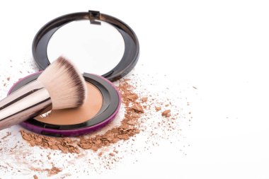 Beyaz arka plan üzerinde izole fırça ile ufalanmış tozu ile Ccompact yüz pudrası. Ezilmiş toz makyaj dokusuna