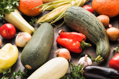 Karanlık eski metal pan arka plan üzerinde taze sebze ürün yelpazesine. Kabak, Mısır, kabak, kabak, patates, biber, soğan, sarımsak