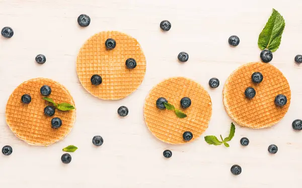 Traditionelle Belgische Waffeln Mit Frischen Blaubeeren Auf Weißem Holzgrund Flache — Stockfoto