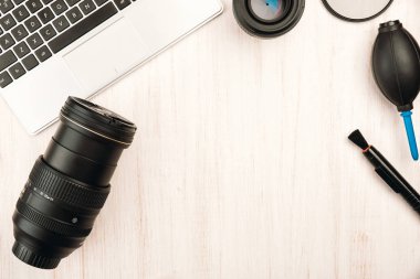 Dijital kamera, lens, speedlight flaş, fotoğrafçı ve ahşap arka plan üzerinde dizüstü ekipman. Üstten görünüm, düz yatıyordu
