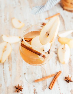 Cam elma armut kokteyl veya limonata, tarçın sopa, anason Beyaz ahşap arka plan üzerinde yıldız.