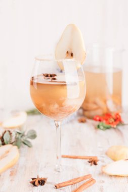 Elma suyu cam veya armut kokteyl veya limonata, tarçın sopa, anason Beyaz ahşap arka plan üzerinde yıldız.