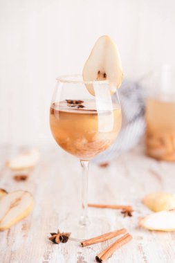 Cam elma armut kokteyl veya limonata, tarçın sopa, anason Beyaz ahşap arka plan üzerinde yıldız.