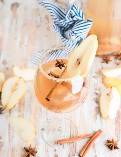 Cam elma armut kokteyl veya limonata, tarçın sopa, anason Beyaz ahşap arka plan üzerinde yıldız.