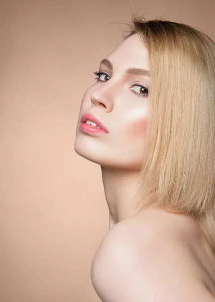 Close Retrato Beleza Uma Jovem Mulher Loira Bonita Com Pele — Fotografia de Stock