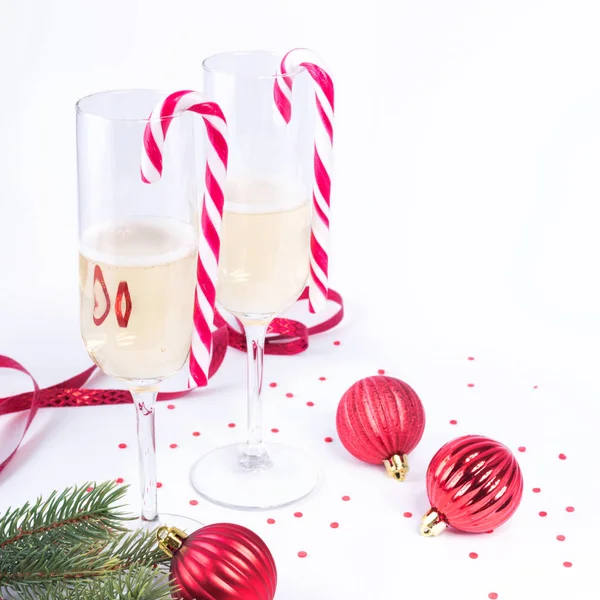 一瓶香槟和两杯 情人节表与 Alckohol 红丝带 礼品盒和珍珠项链孤立的白色背景 — 图库照片