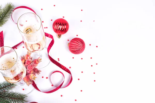 一瓶香槟和两杯 情人节表与 Alckohol 红丝带 礼品盒和珍珠项链孤立的白色背景 — 图库照片