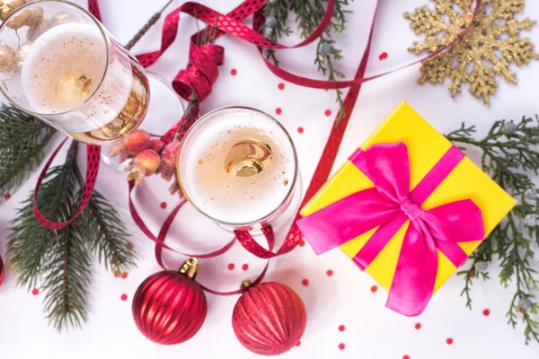 Bottiglia Champagne Due Bicchieri Tavola San Valentino Con Alcool Nastro — Foto Stock