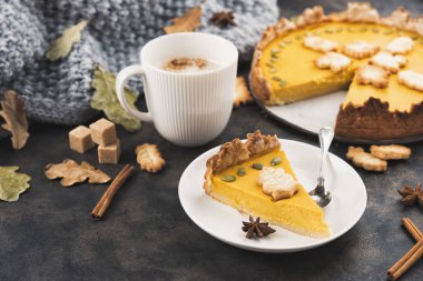 Ev yapımı baharatlı kabak pasta kurabiye ile Şükran veya Halloween ve metal masada kahve için dekore edilmiş. Geleneksel sonbahar tatlı tatlı, altın yaprakları