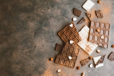 Dizi tatlı süt, beyaz ve koyu çikolata, kakao tozu bir metal rustik tepsi. Metniniz için kopya alanı