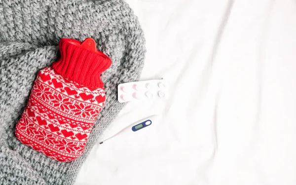 Rote Wärmflaschen Und Thermometer Drogen Auf Einem Bett Wärmekissen Auf — Stockfoto