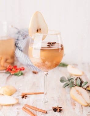 Elma suyu cam veya armut kokteyl veya limonata, tarçın sopa, anason Beyaz ahşap arka plan üzerinde yıldız.