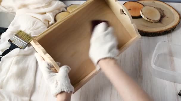 Vrouwelijke Handen Schuurpapier Wrijven Houten Lade Voorbereiden Schilderij Vrouw Handenarbeid — Stockvideo