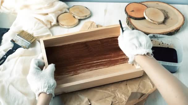 女性の手ブラシを押しながら木製トレイを塗装します 手動仕事の女性 — ストック動画