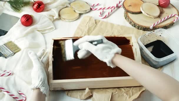 女性の手ブラシを押しながら木製トレイを塗装します 手動仕事の女性 クリスマスの準備 — ストック動画