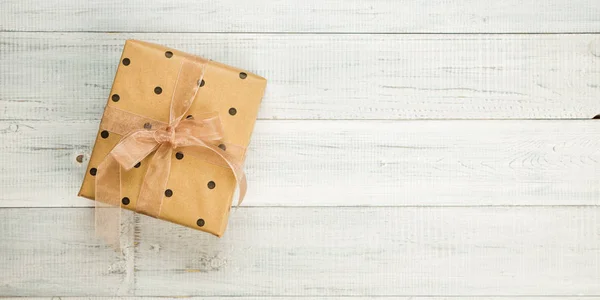 Karácsonyi Ajándékokat Díszdobozok Csomagolva Nátronpapír Egy Fából Készült Asztal Fenyő — Stock Fotó