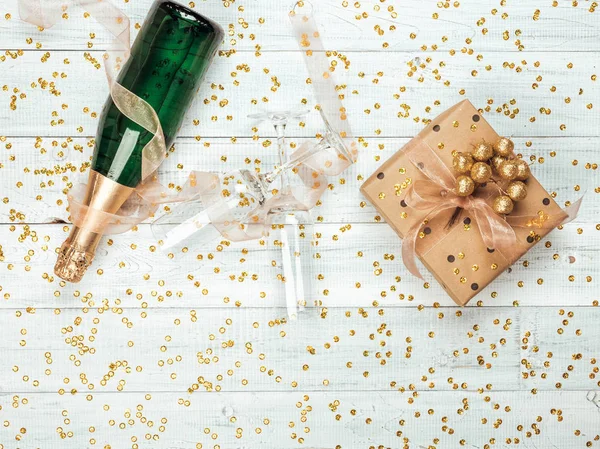 Weihnachtsgeschenke Und Geschenkschachteln Kraftpapier Eingewickelt Auf Einem Holztisch Mit Goldglitzern — Stockfoto