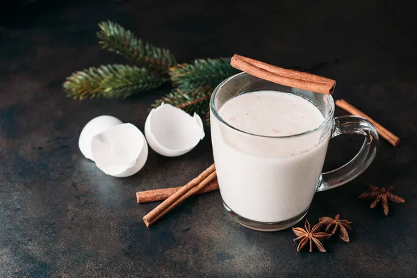 Bebida Natal Tradicional Eggnog Com Canela Estrelas Anis Noz Moscada — Fotografia de Stock