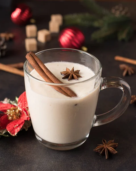 Bebida Natal Tradicional Eggnog Com Canela Estrelas Anis Noz Moscada — Fotografia de Stock