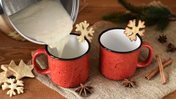 Hagyományos Karácsonyi Ital Eggnog Fából Készült Táblán Piros Bögre Reszelt — Stock videók