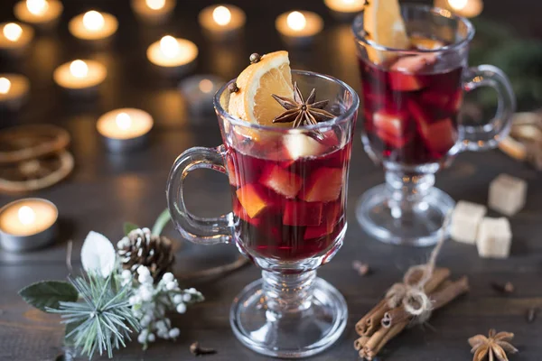 Heißer Weihnachtlicher Glühwein Mit Zimtstangen Und Anissternen Und Kerzen Auf — Stockfoto