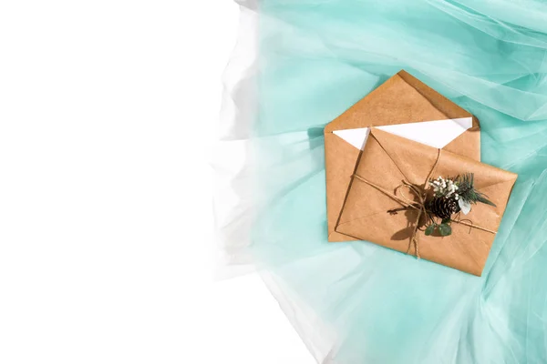 Kraft Bruin Envelop Turquoise Doek Textuur Witte Achtergrond Ruimte Voor — Stockfoto