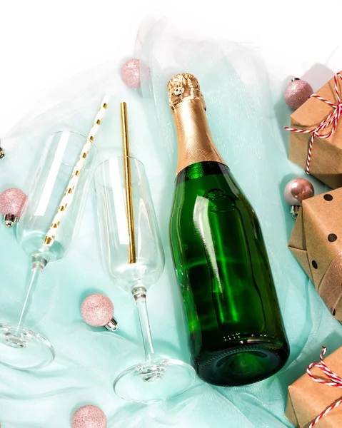 Bottiglia Champagne Scatole Regalo Avvolte Carta Kraft Marrone Tessuto Turchese — Foto Stock