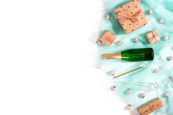 Bottiglia Champagne Scatole Regalo Avvolte Carta Kraft Marrone Tessuto Turchese — Foto Stock