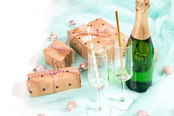 Şişe Şampanya Hediye Kutuları Turkuaz Kumaş Bez Dokusu Üzerinde Kahverengi — Stok fotoğraf