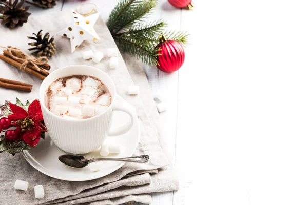 Copa Chocolate Caliente Con Malvavisco Palitos Canela Mesa Madera Blanca — Foto de Stock