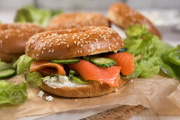 Färsk Hemmagjord Bagel Smörgåsar Med Rökt Lax Och Låg Fett — Stockfoto