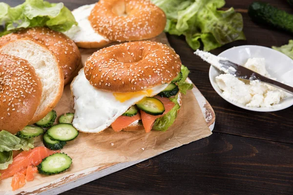 Färsk Hemmagjord Bagel Smörgåsar Med Rökt Lax Och Fettsnål Grädde — Stockfoto