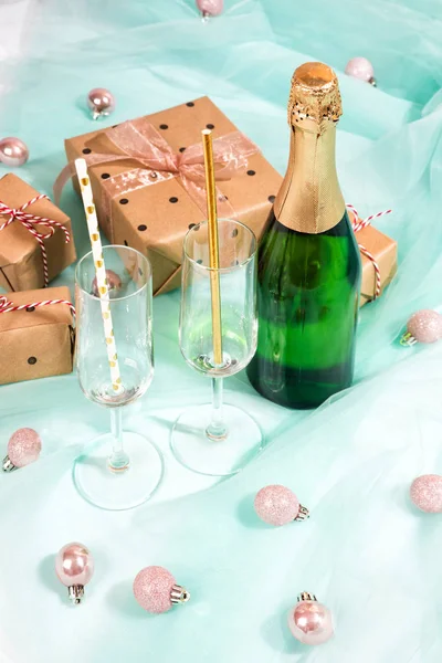Şişe Şampanya Hediye Kutuları Turkuaz Kumaş Bez Dokusu Üzerinde Kahverengi — Stok fotoğraf