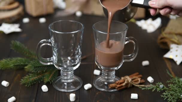 Tasse Heißer Kakao Mit Zimt Auf Holztisch Zwei Gläser Süßes — Stockvideo