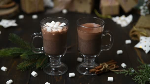 一杯热巧克力可可饮料 配棉花糖和木桌上的糖果棒 两杯甜冬饮料和冷杉树枝 — 图库视频影像