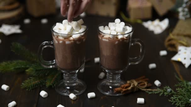 Copa Chocolate Caliente Cacao Con Malvaviscos Bastón Caramelo Mesa Madera — Vídeo de stock