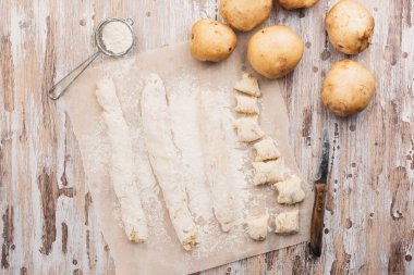 Ev yapımı pişmemiş Patates gnocchi. Bir mutfak unlu bir ahşap tahta üzerinde İtalyan çiğ köfte