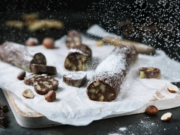 Salame Chocolate Fundo Madeira Biscoito Doce Nozes Sobremesa Derrame Açúcar — Fotografia de Stock