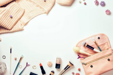 Pembe bir hırka, bir makyaj çantası ile ev kadın çalışma alanı