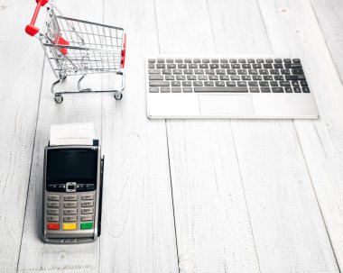 Ödeme terminali beyaz arkaplanda izole edildi