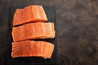 Metal tepsi üzerinde taze Çiğ somon fileto.