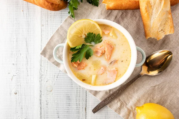 Somon, patates, soğan ve havuç ile Fin kremalı çorba 