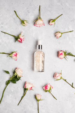 Mermer masada Taze organik gül suyu ile Kozmetik şişe.