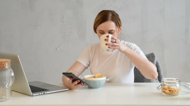 Joven Mujer Rubia Camiseta Blanca Come Desayuno Crujiente Copos Maíz — Vídeos de Stock