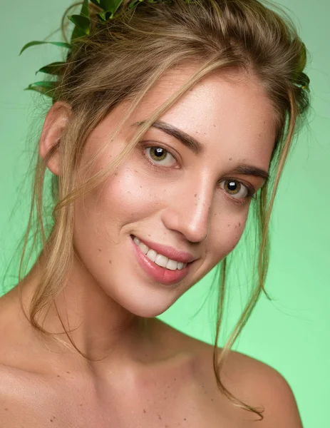 Portrait de beauté de visage de femme avec des taches de rousseur porte une couronne de feuilles vertes — Photo