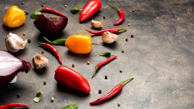 Beyaz arka planda çiğ taze sebzeler ile gıda desen kompozisyon