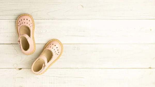 Summer Pink Baby girl shoes on wooden background — Stock Photo, Image